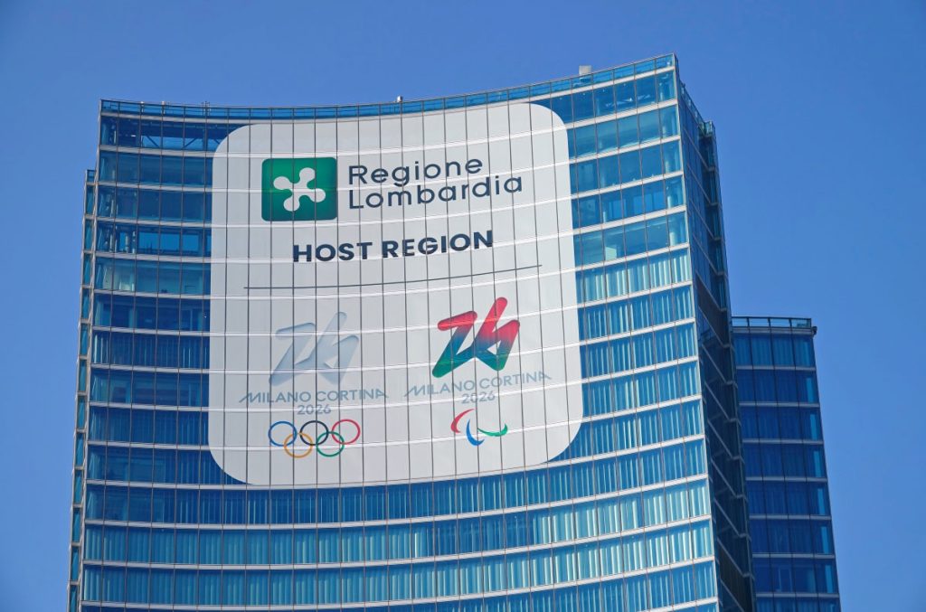Il logo olimpico sui grattacieli di Milano @ AdobeStock