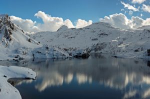 I Laghi Gemelli ai piedi del Pizzo Farno eil Monte del Tonale. Foto Alberto Nardi