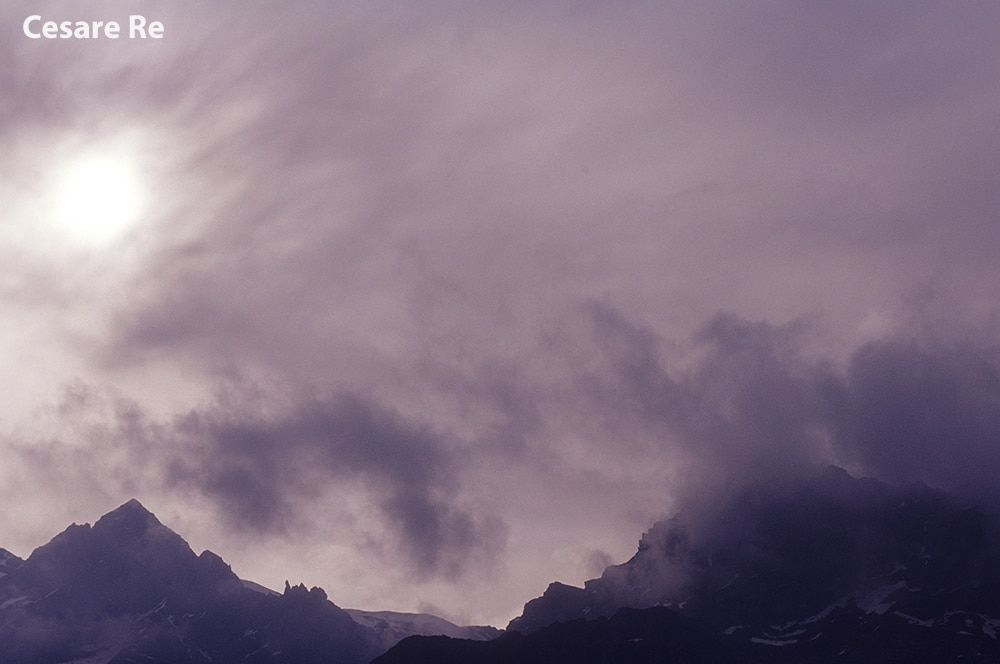 Un caso diverso, indipendentemente dal diaframma scelto, il sole rimane celato dalla nebbia e dalla foschia. Gruppo Rosetta – Becca d'Aran, Valtournenche. Nikon F5; Nikkor 35-70 2,8 AFD. Fujichrome Velvia 50.