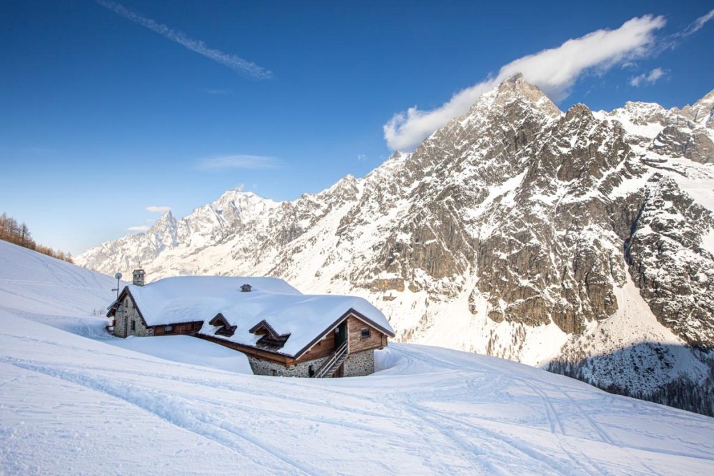 Il Rifugio Bonatti, di fronte al Monte Bianco