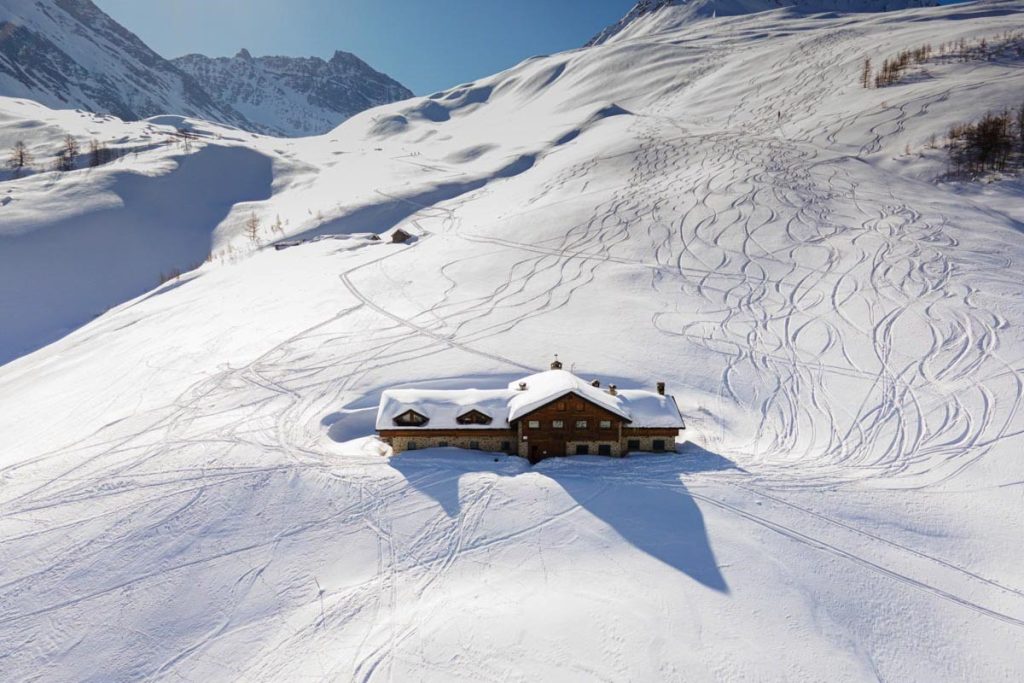 Il Rifugio Bonatti, sulla Balconata della Val Ferret