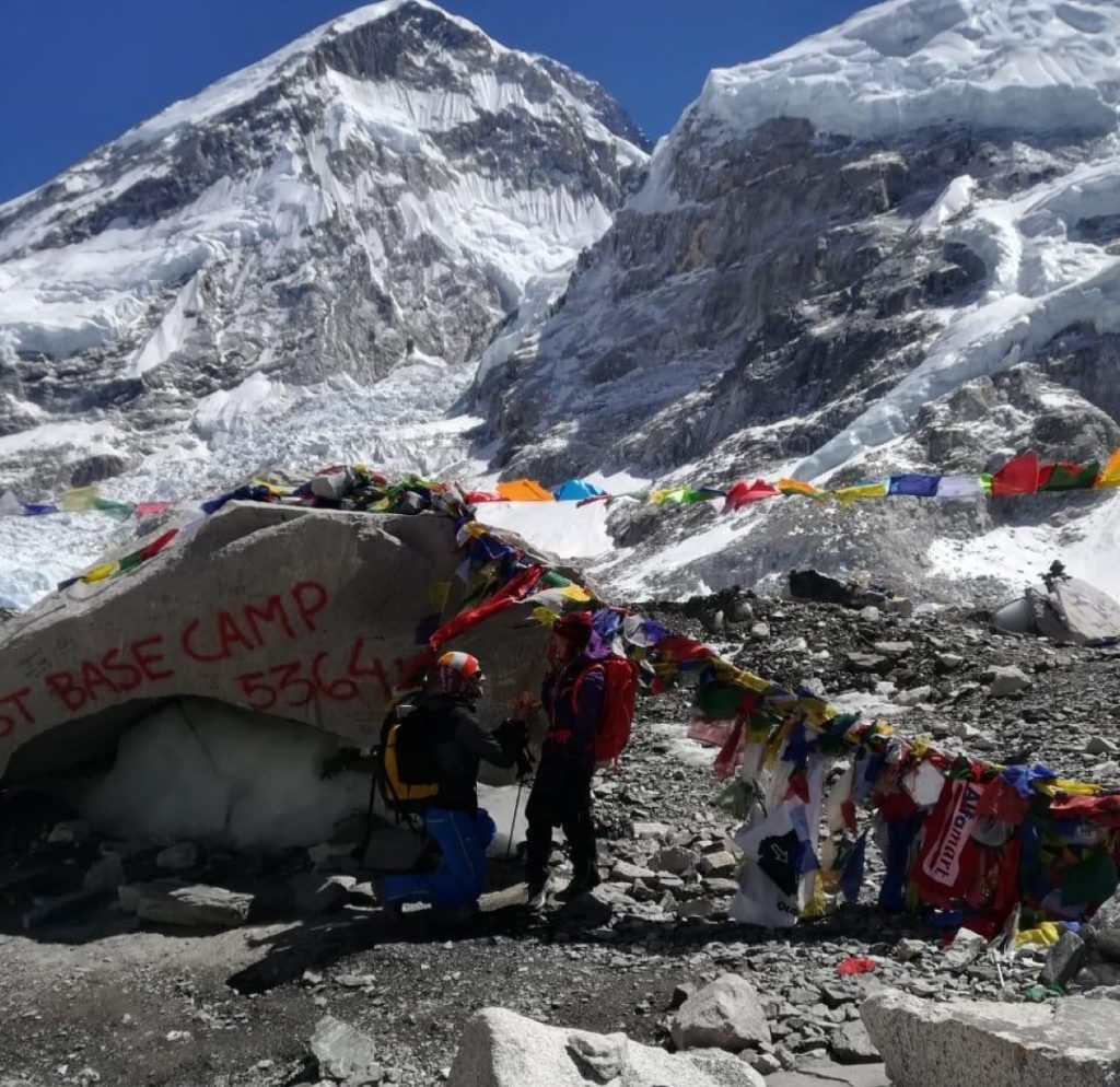 Anche richieste di nozze immortalate davanti alla pietra ora nascosta al CB dell