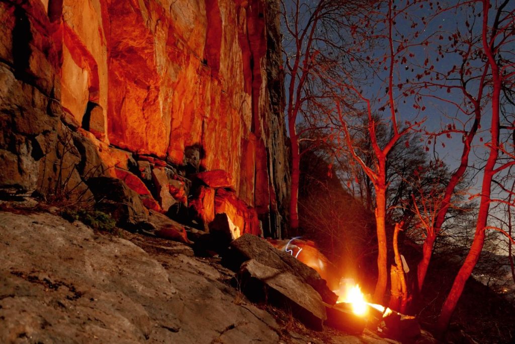Bivacco ai piedi della parete di Osogna. Foto Matteo Della Bordella