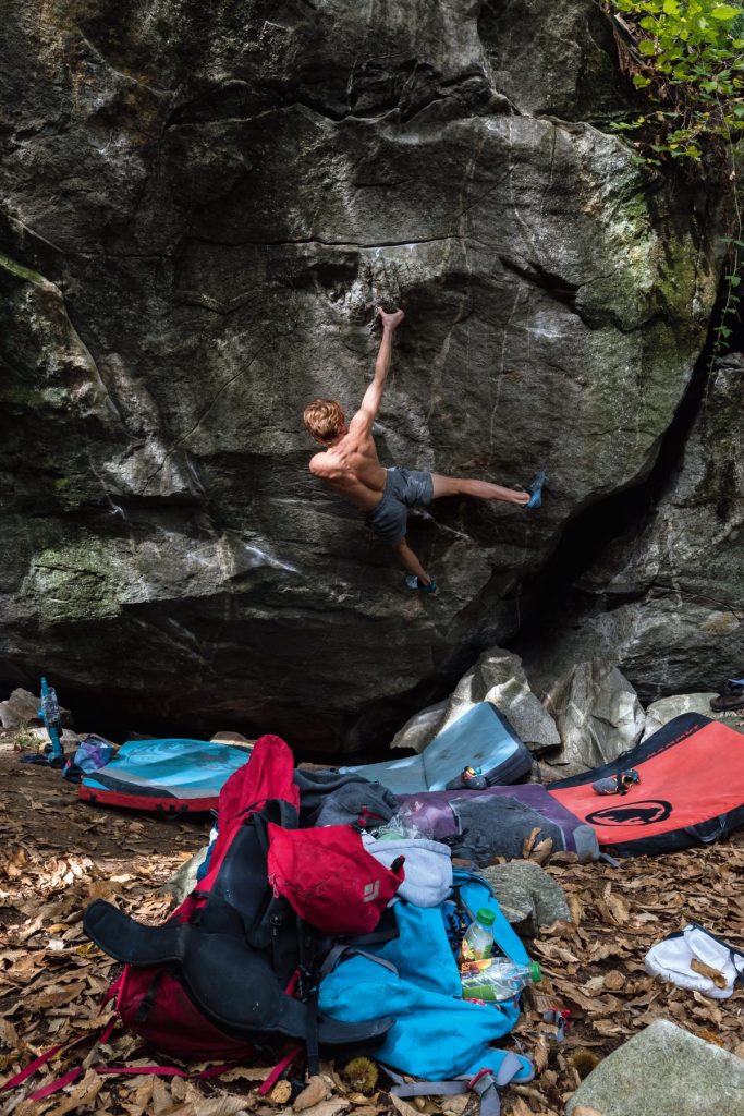 Boulder a Brione di Verzasca. Foto Matteo Della Bordella