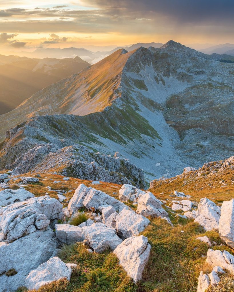 Creste calcaree al tramonto. Foto di Daniele Frigida nel Parco Nazionale Abruzzo, Lazio e Molise