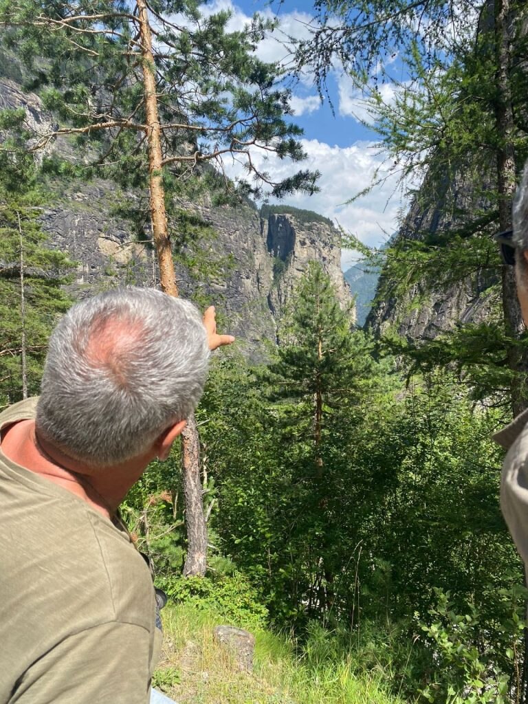 Felice Darioli indica il canale della Giurva dalle Gole di Gondo
