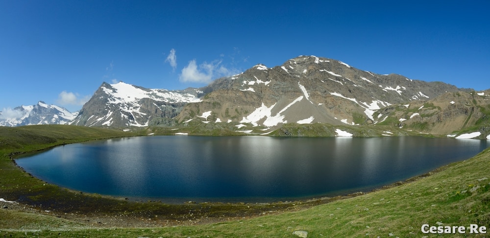 Il Lago Rosset, nella zona del Colle del Nivolet, nel Parco del Gran Paradiso, con la Punta Basei sullo sfondo