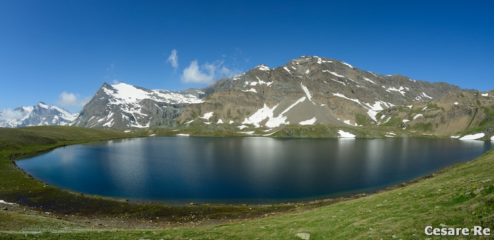 Il Lago Rosset, nella zona del Colle del Nivolet, nel Parco del Gran Paradiso, con la Punta Basei sullo sfondo