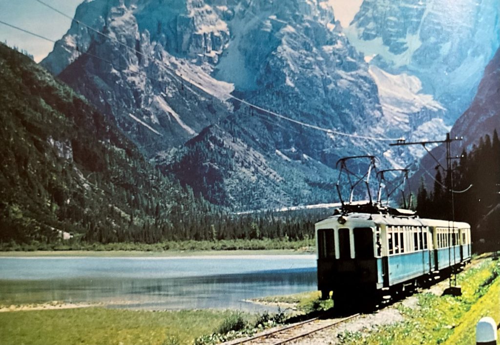 I binari correvano accanto a laghetti in quota e sotto pareti altissime @ La Ferrovia delle Dolomiti, Ed. Athesia