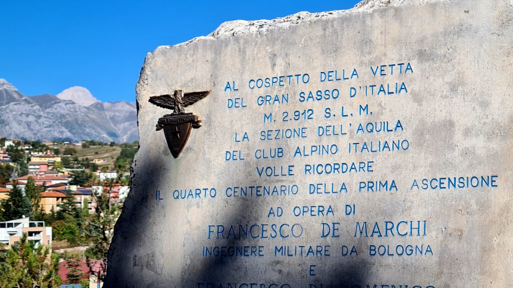 Il Corno Grande e la targa che ricorda De Marchi, foto SA