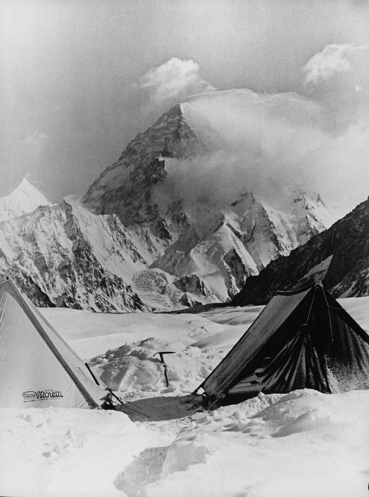 Il K2 visto da Concordia nel 1954. A sinistra la punta nevosa dell