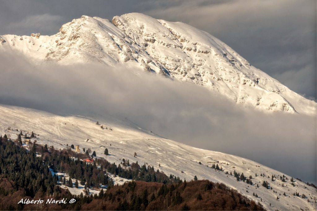 Il Pizzo Arera e il Rifugio Saba. Foto Alberto Nardi