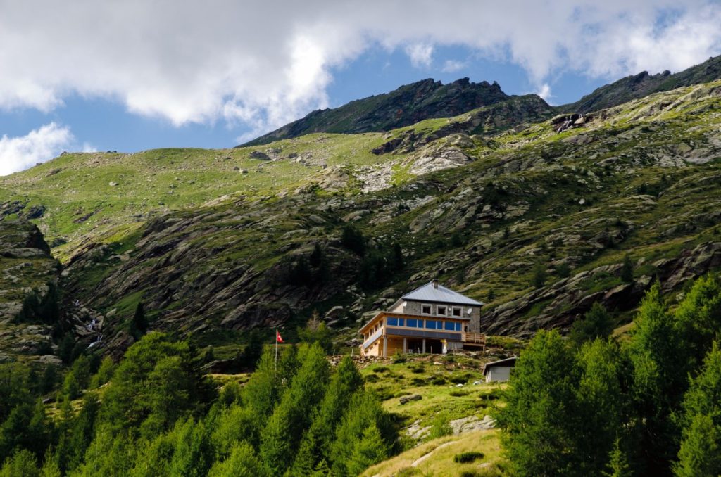 Il Rifugio Alpe Sponda (1997 m) al termine della sesta tappa. Foto Marco Volken