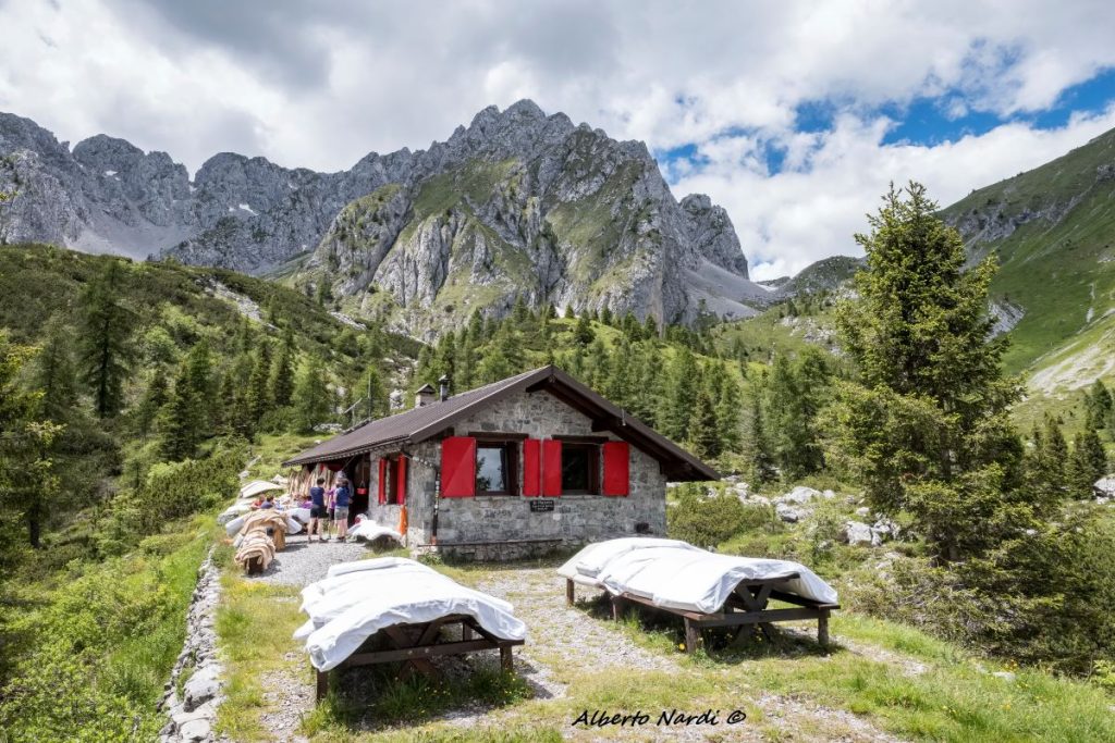 Il Rifugio Laeng con sullo sfondo il Pizzo Camino e il passo di Varicia. Foto Alberto Nardi