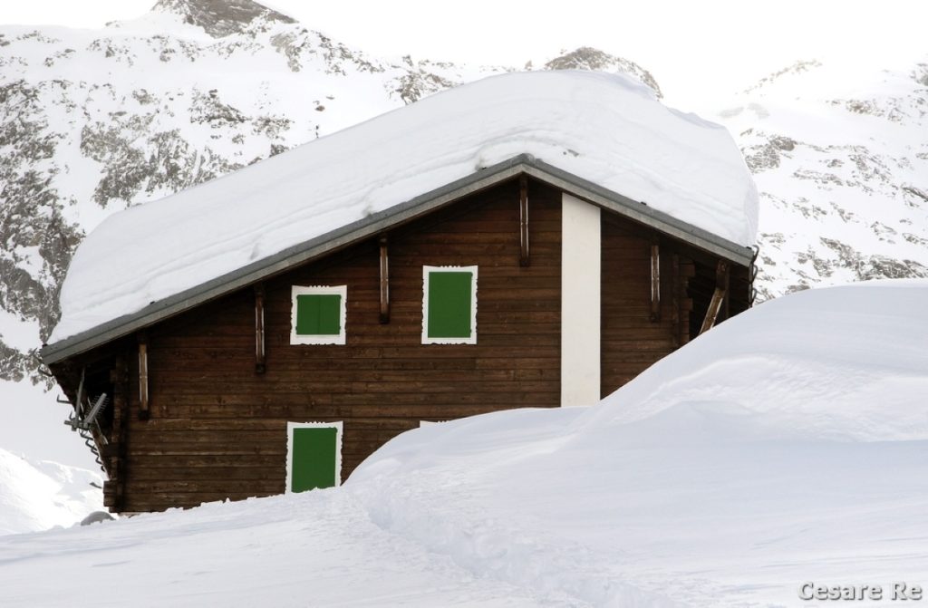 Il Rifugio Zamboni-Zappa sommerso dalla neve. Foto Cesare Re