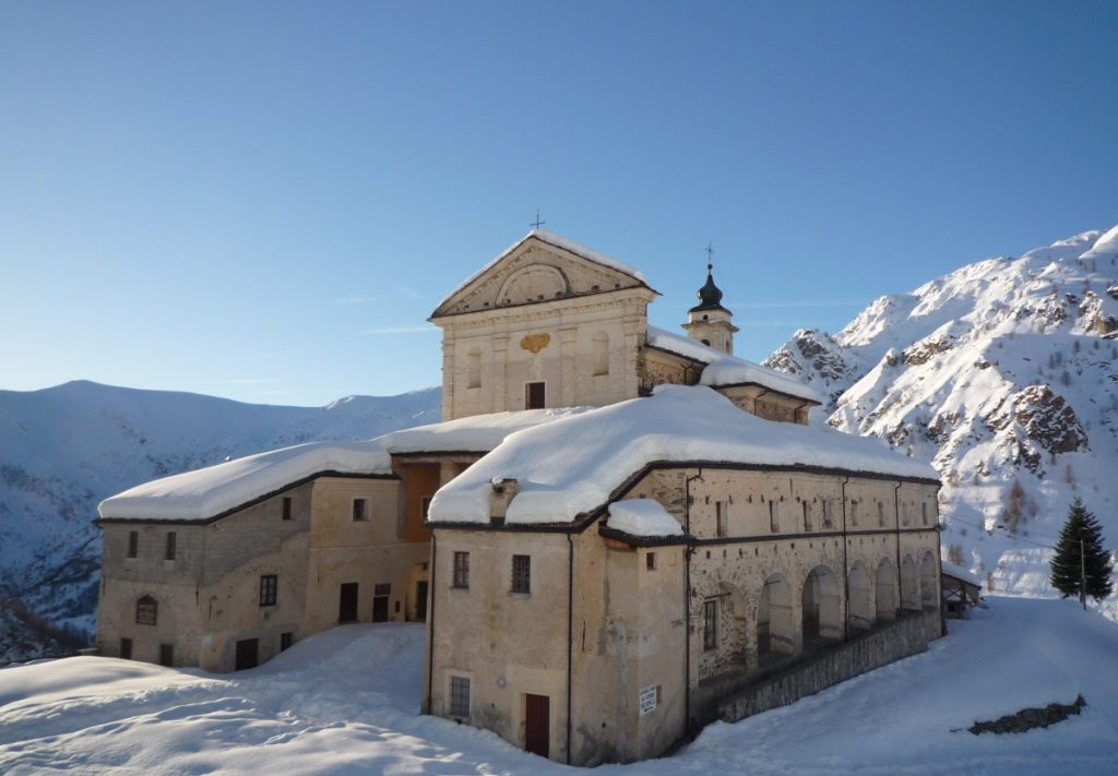 Il Santuario di San Magno a quota 1761. Foto Lorenzo Volpe