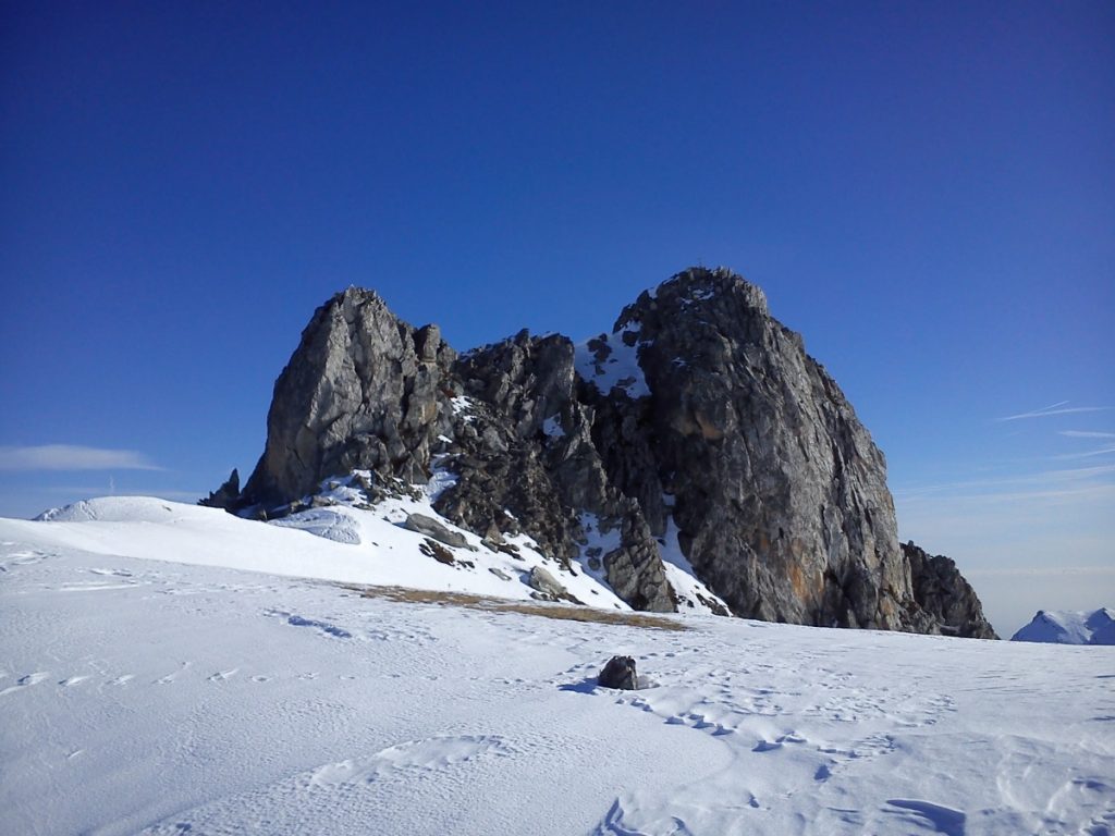 Il castello roccioso del Parvetto visto da Pian del Nais. Foto Lorenzo Volpe