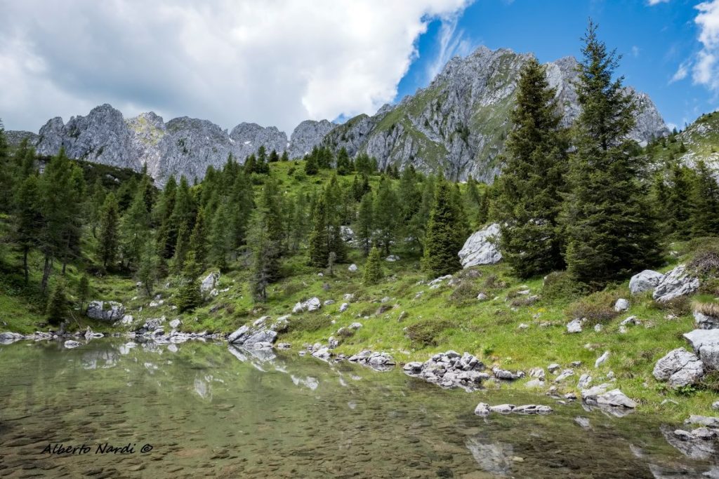 Il laghetto di Varicia superiore ai piedi del Pizzo Camino. Foto Alberto Nardi