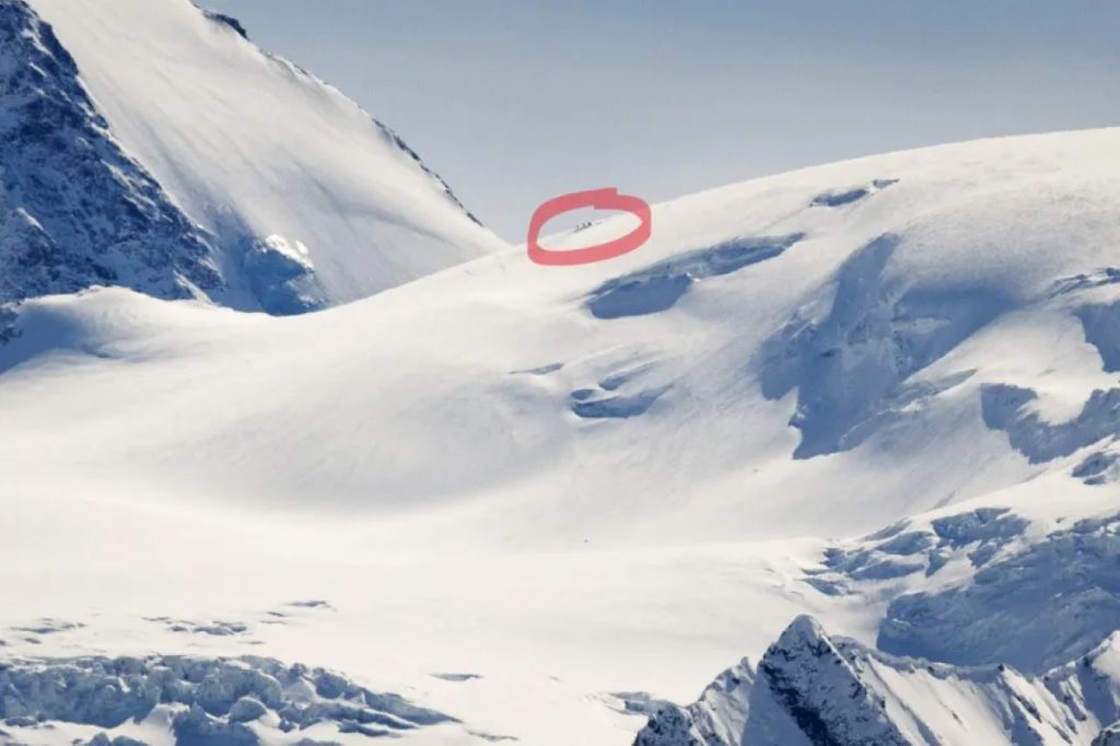 Il luogo dove sono stati individuati gli alpinisti. Foto Valentin Flauraud, Keystone