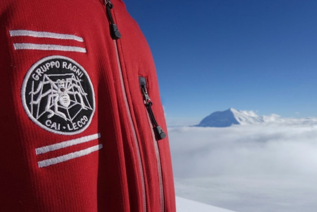 Il mitico maglione rosso dei Ragni sulla Slovak Direct al Denali. Foto Archivio Ragni della Grignetta