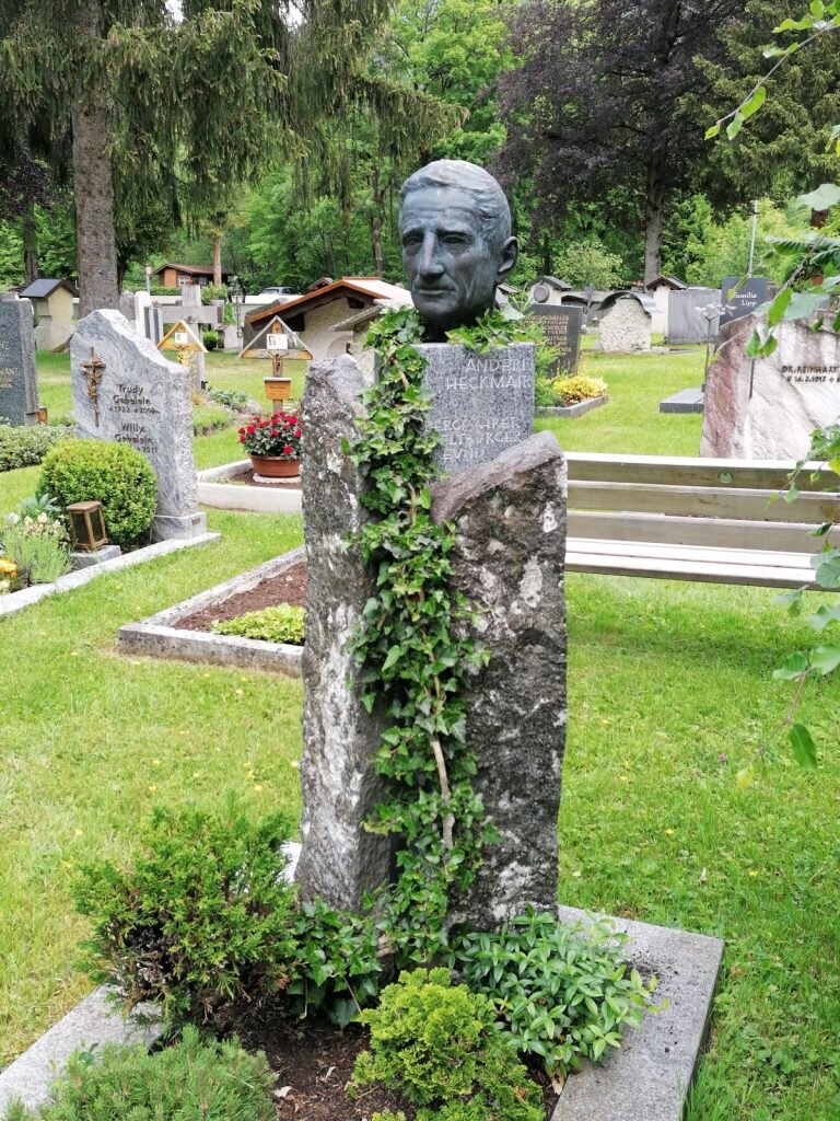 Il monumento funebre. Foto Hinkelsan