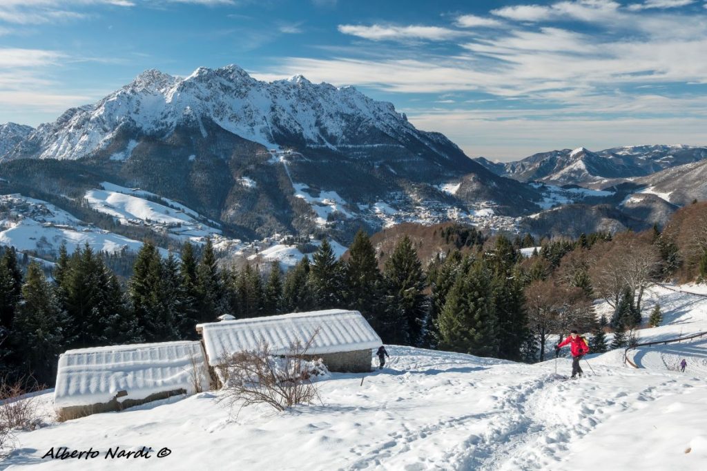 Il panorama lungo la salita, sullo sfondo Oltre il Colle e il monte Alben. Foto Alberto Nardi