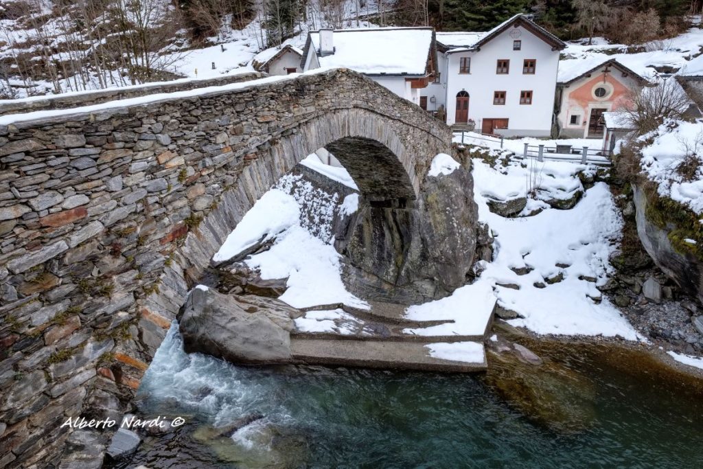 Il ponte in pietra di Arvigo. Foto Alberto Nardi