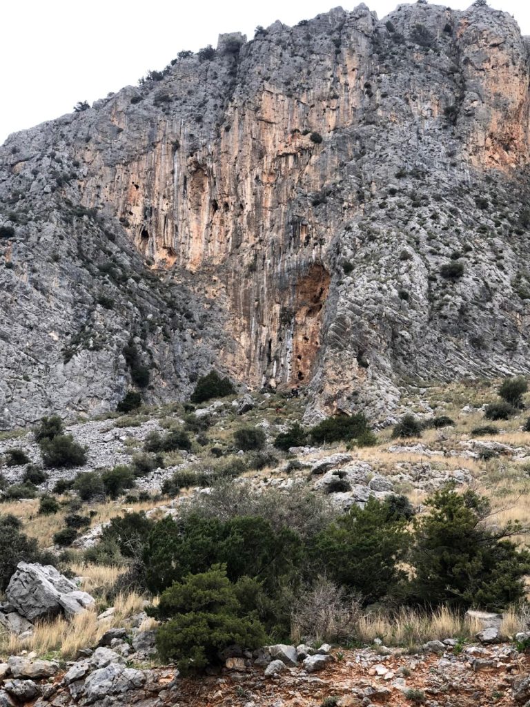 Il settore Rainbow con bella alternanza di placche grigie e strapiombi a canne. Foto Carmela Malomo