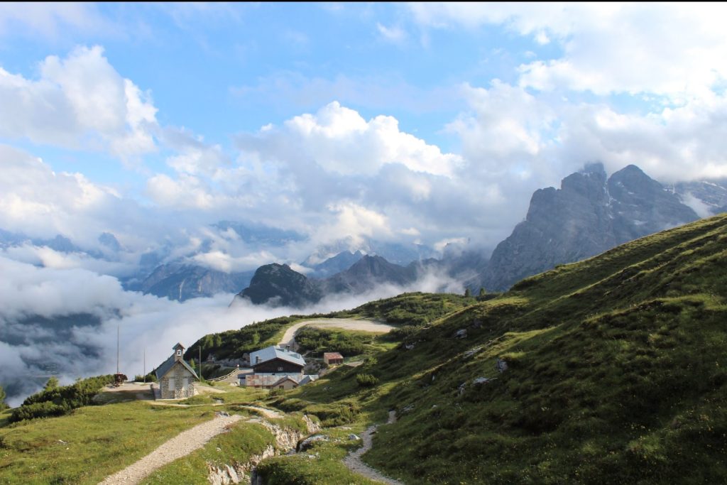 Immagine estiva del rifugio Angelo Bosi al Monte Piana. Foto Sofia De Francesch