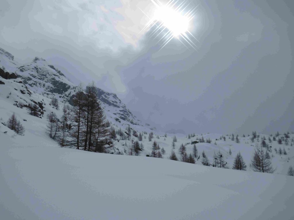 In alto le vette sono avvolte sin dal mattino da nuvole dense. Foto Michele Comi