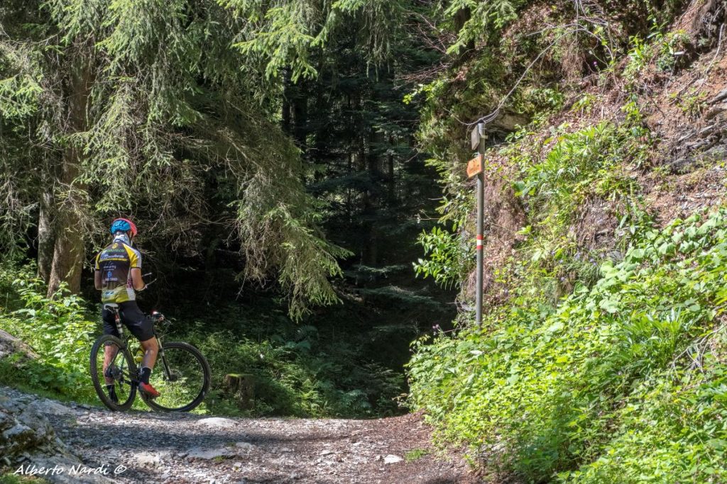 In bici al Passo del Giovetto. Foto Alberto Nardi