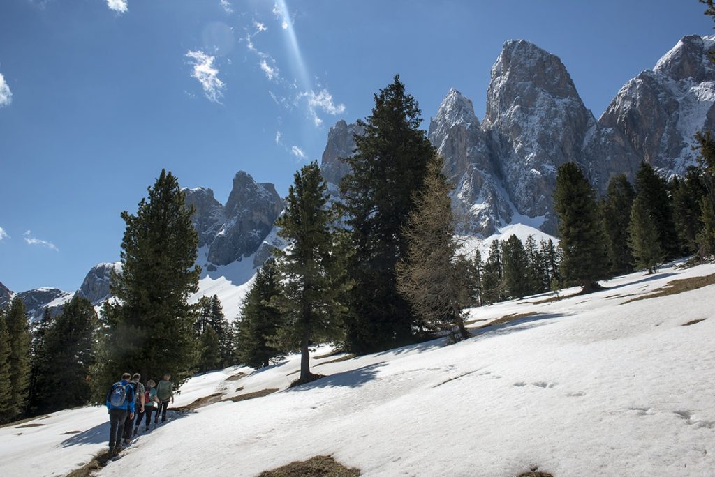 In cammino verso le guglie delle Odle. Foto Roberto Carnevali