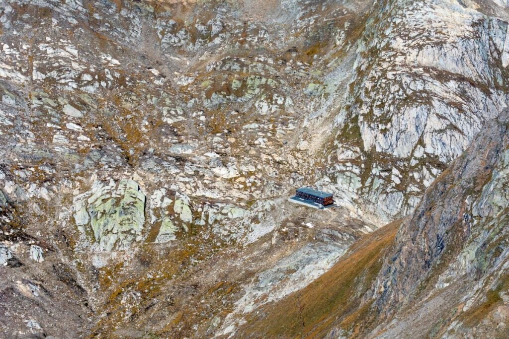 La Capanna Cristallina,che si incontra al termine della prima tappa. Foto Marco Volken
