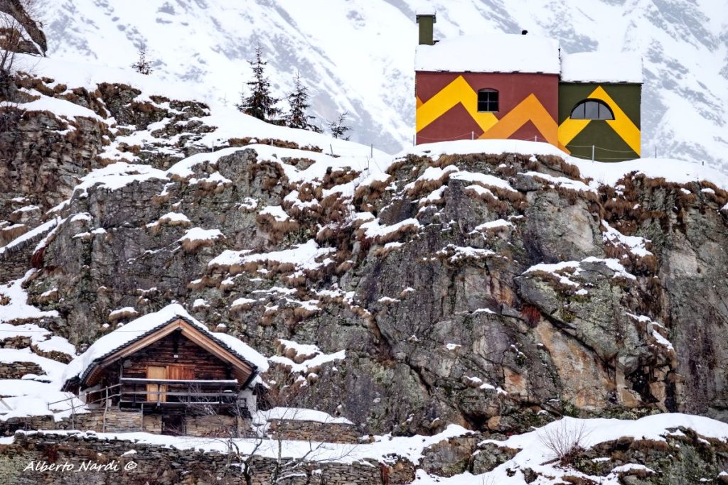La Cappella di Santa Maria Maddalena dipinta da David Tremlett a Rossa. Foto Alberto Nardi