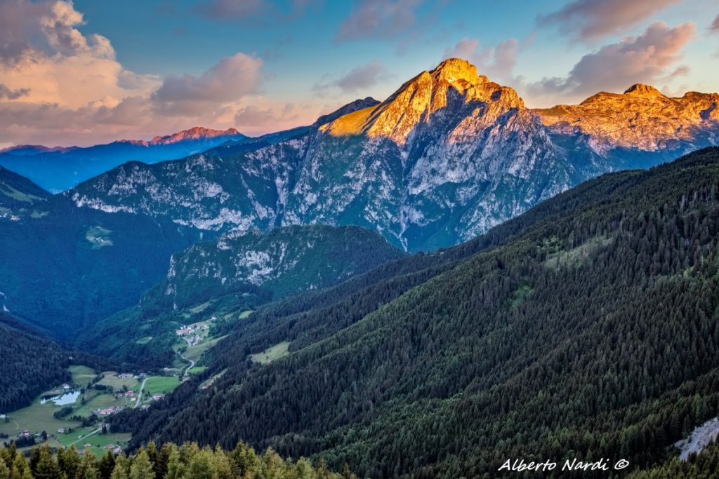 La Presolana e il Monte Ferrante dal Rifugio San Fermo. Foto Alberto Nardi