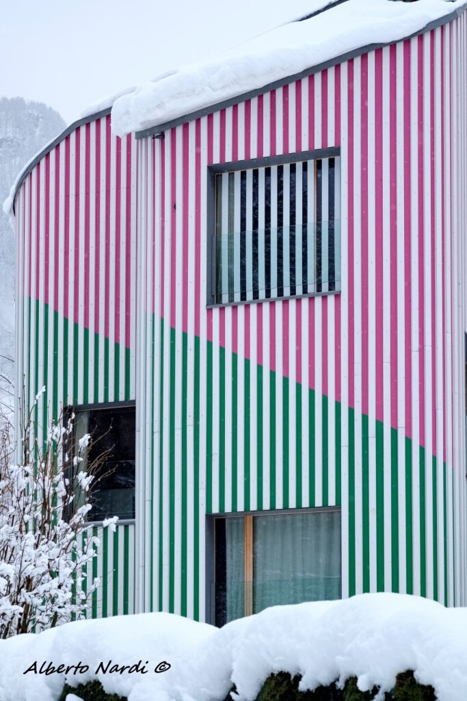 La Swiss House, realizzata nel 2017 da Daniel Buren nel villaggio di Rossa. Foto Alberto Nardi