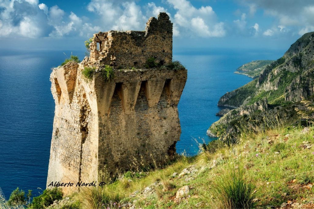 La Torre del Morice e, sullo sfondo, Punta degli Infreschi. Foto Alberto Nardi