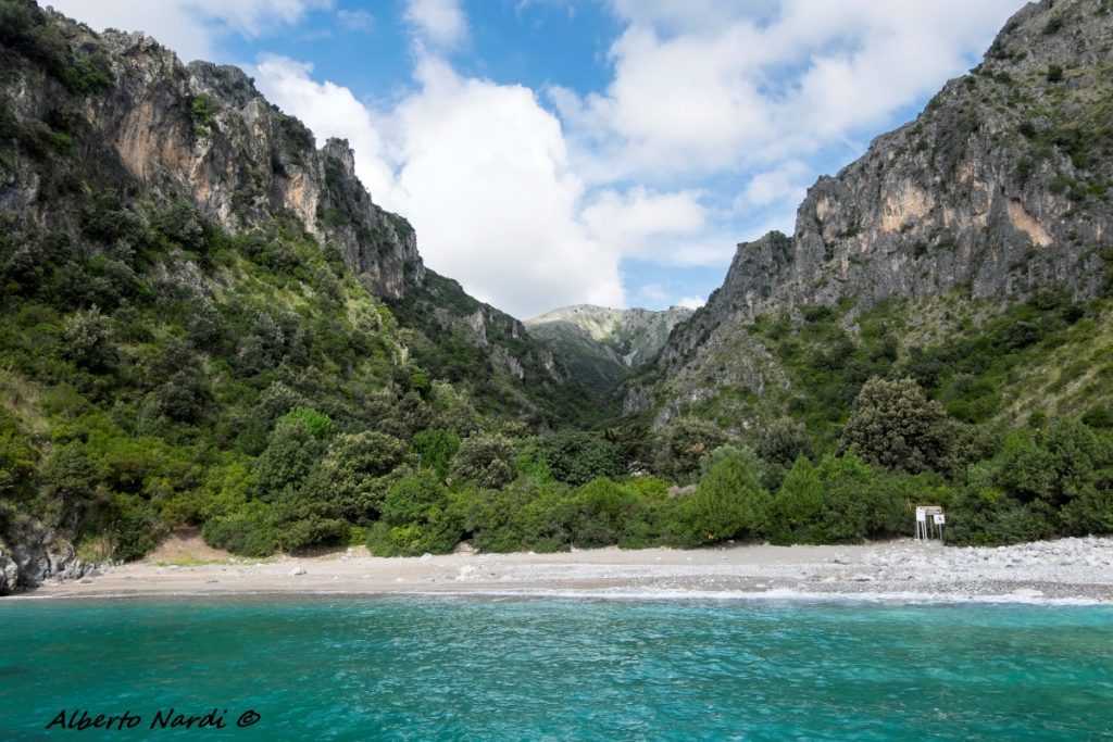 La baia dei Francesi e il Vallone del Marcellino visti dal mare. Foto Alberto Nardi