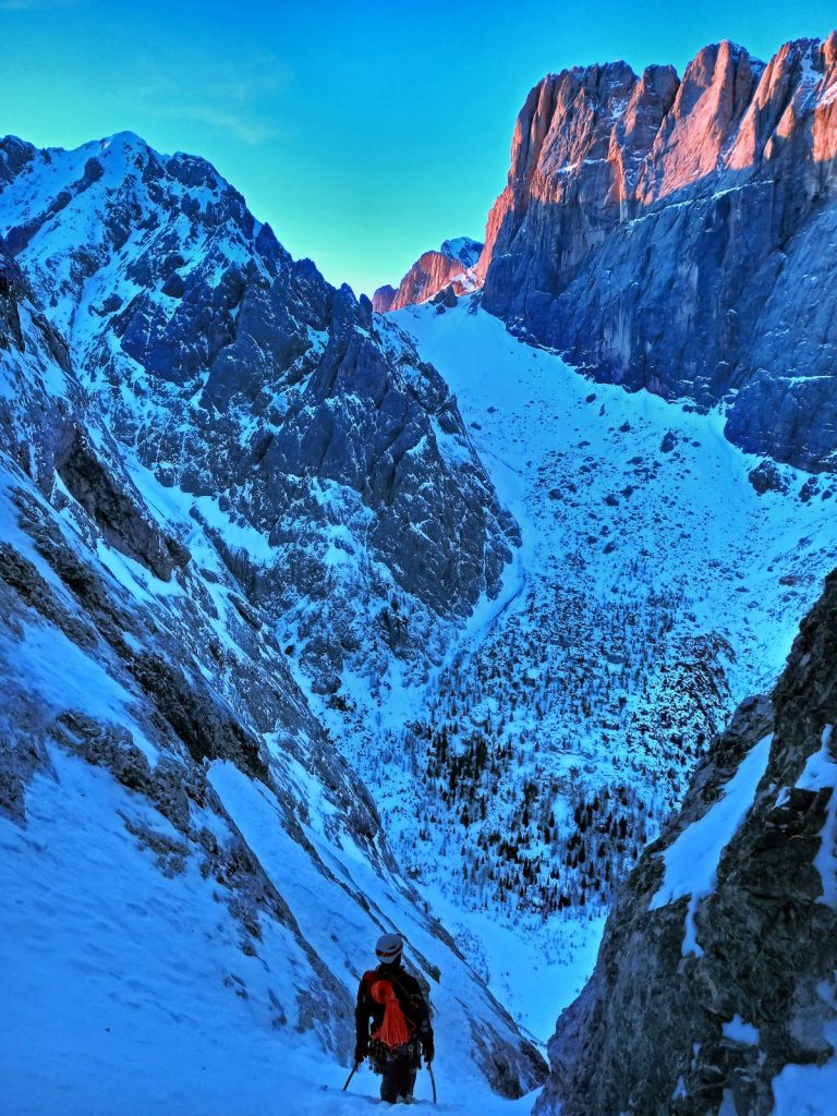 La discesa dalla via Per un Angelo
