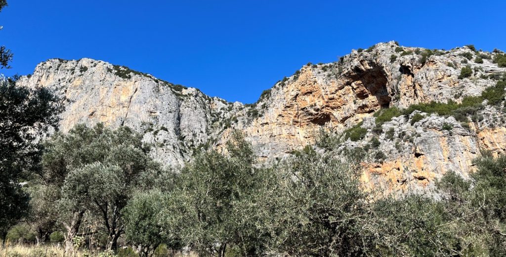 La grotta di Dragonera e il paretone del settore To Monopàti ton Chelonòn. Foto Martina Barbanera