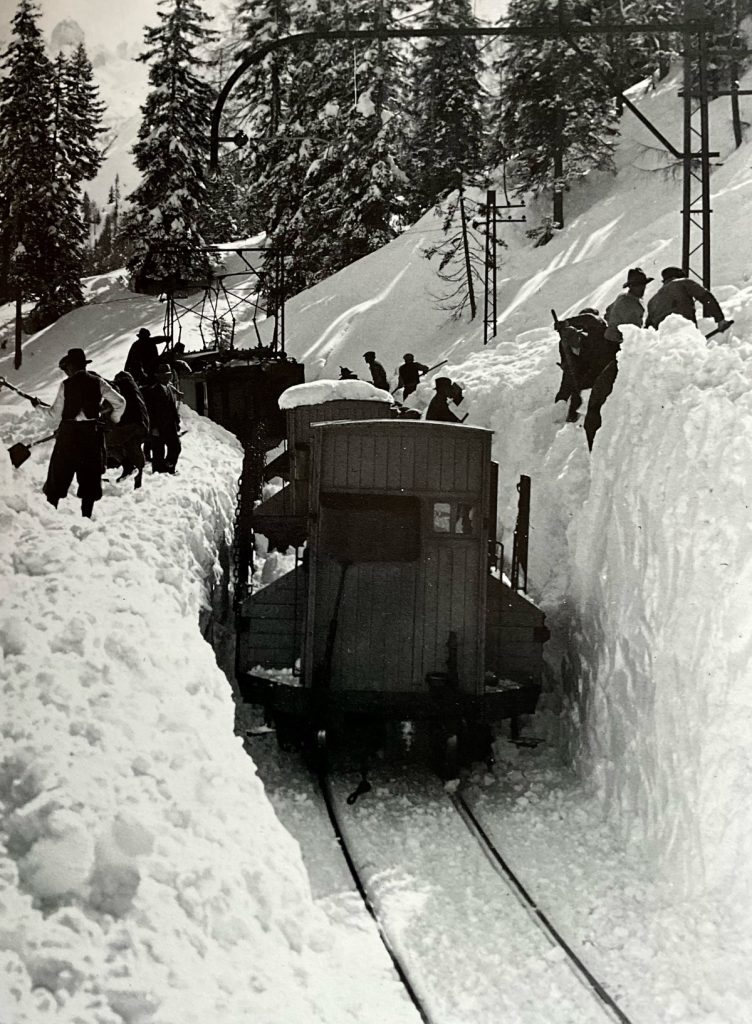La linea ferroviaria da Calalzo a Dobbiaco veniva tenuta in funzione qualunque fossero le condizioni @ La Ferrovia delle Dolomiti, Ed. Athesia