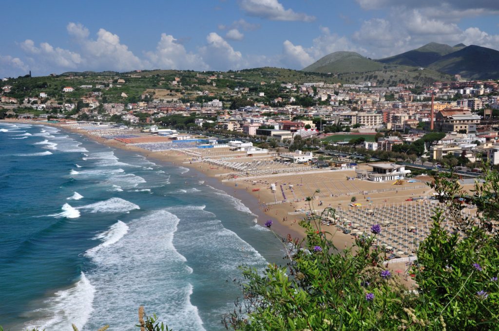La spiaggia di Serapo dal Santuario
