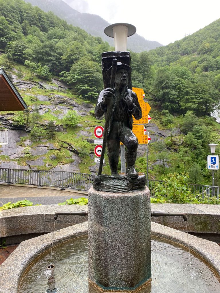 La statua dello spallone a Gondo, pochi metri prima della salita alla Giurva