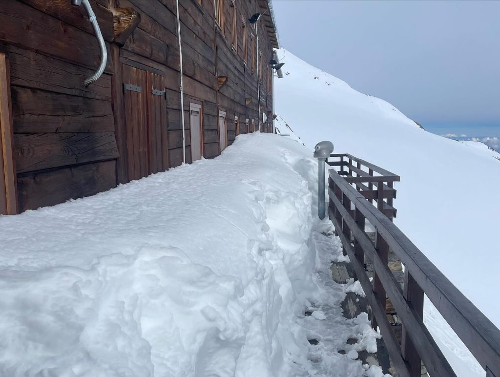 La terrazza del rifugio nei giorni scorsi. FB Rifugi Monterosa