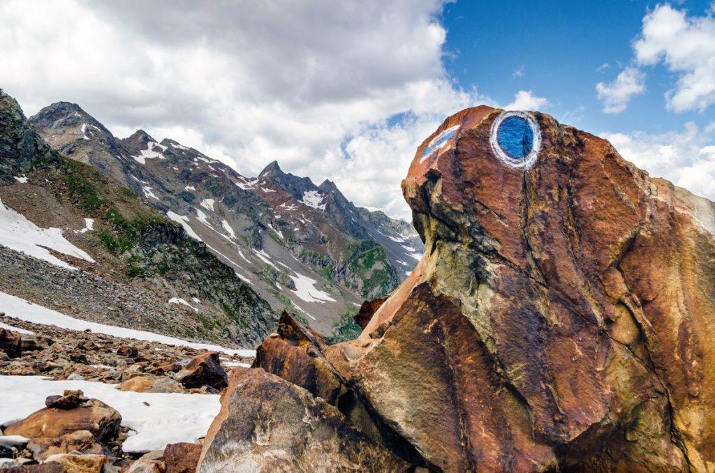 La tipica segnaletica blu. Foto Marco Volken