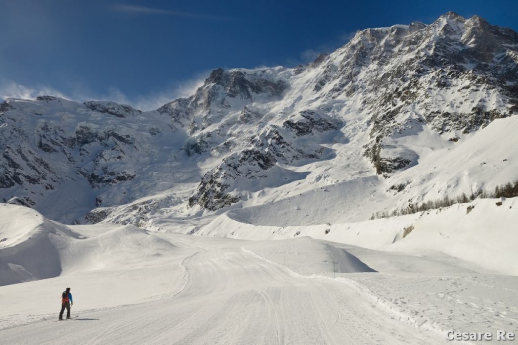 La traccia battuta sul ghiaccciaio del Belvedere quando la quantità di neve lo consente. Foto Cesare Re