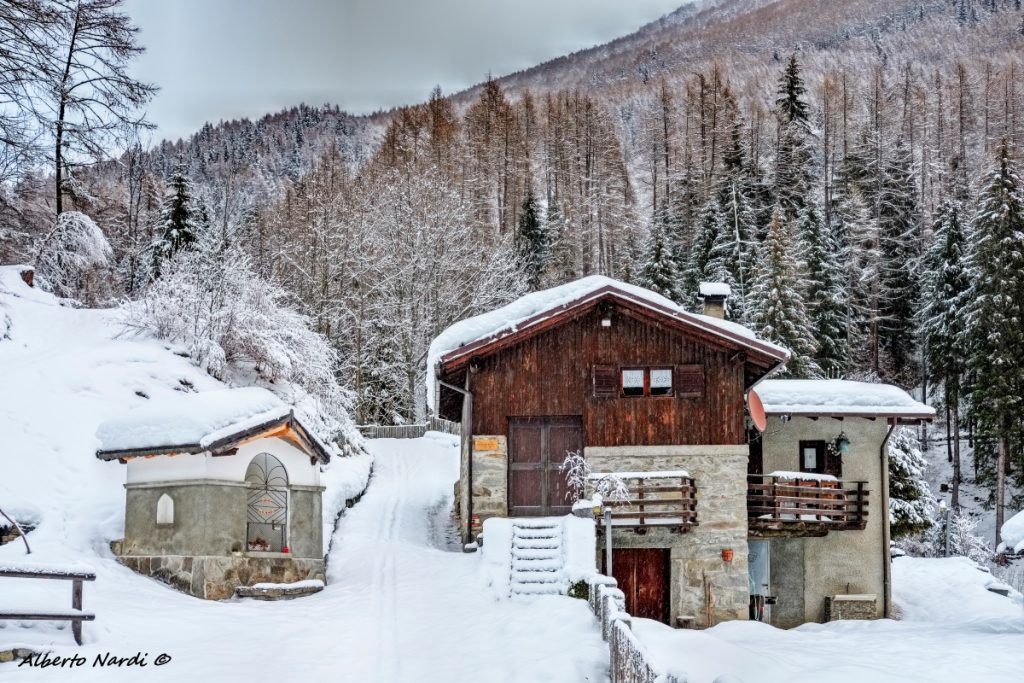 Le case di Acqua Calda, poco dopo l