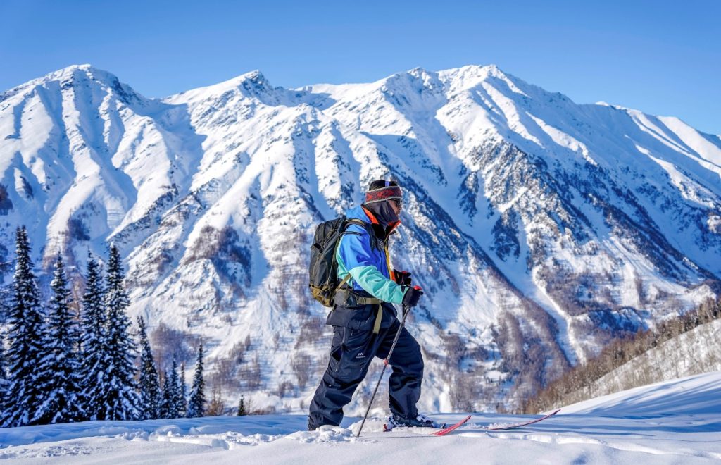 Le escursioni in neve fresca richiedono sempre attenzione. Foto ANSA