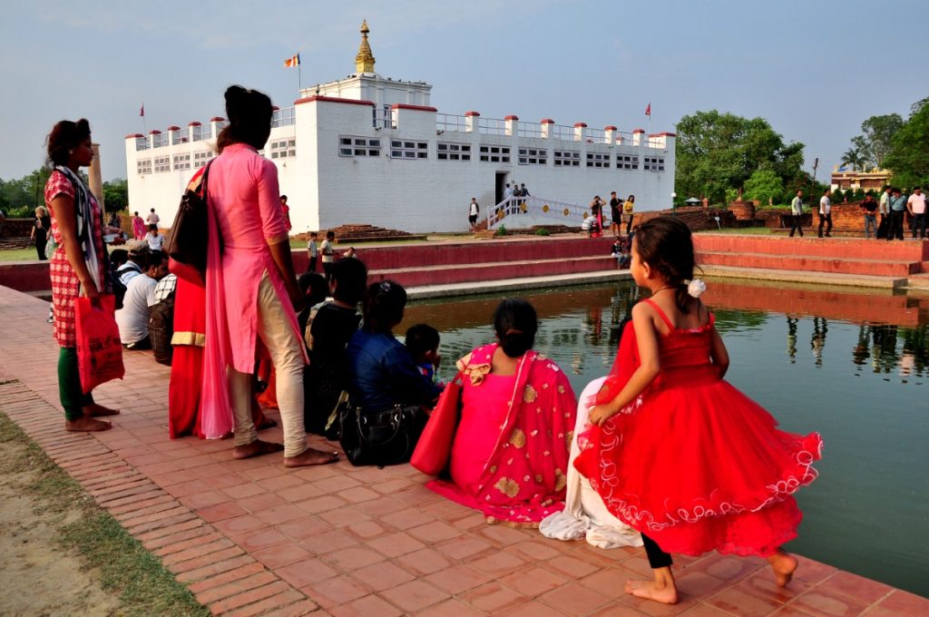 Lumbini, fedeli davanti al santuario. Foto Stefano Ardito