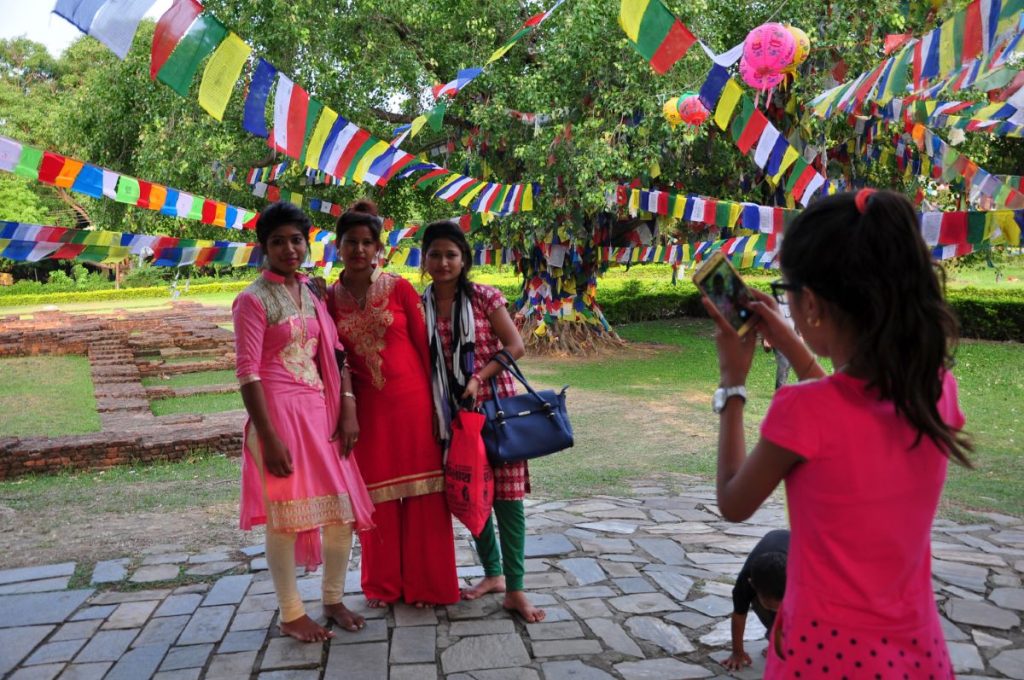 Lumbini, fedeli nel bosco sacro. Foto Stefano Ardito